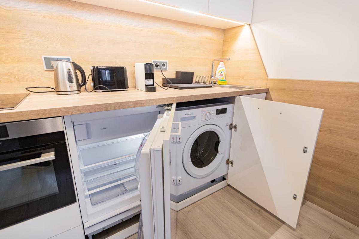 Business Andel, 10 Min To Centre, Netflix, Paid Parking Apartment *